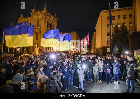 Les manifestants participent à un rassemblement contre le retrait des troupes dans l'est de l'Ukraine, devant le bâtiment de l'administration présidentielle à Kiev, en Ukraine, au 29 octobre 2019. (Photo de Maxym Marusenko/NurPhoto) Banque D'Images