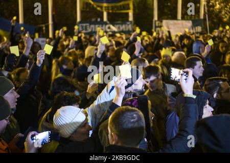 Les manifestants participent à un rassemblement contre le retrait des troupes dans l'est de l'Ukraine, devant le bâtiment de l'administration présidentielle à Kiev, en Ukraine, au 29 octobre 2019. (Photo de Maxym Marusenko/NurPhoto) Banque D'Images
