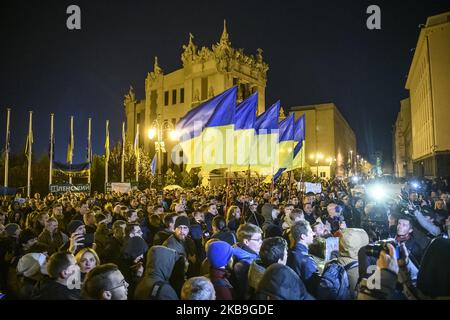 Les manifestants participent à un rassemblement contre le retrait des troupes dans l'est de l'Ukraine, devant le bâtiment de l'administration présidentielle à Kiev, en Ukraine, au 29 octobre 2019. (Photo de Maxym Marusenko/NurPhoto) Banque D'Images