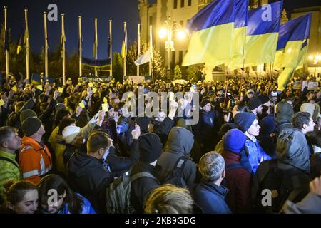 Les manifestants participent à un rassemblement contre le retrait des troupes dans l'est de l'Ukraine, devant le bâtiment de l'administration présidentielle à Kiev, en Ukraine, au 29 octobre 2019. (Photo de Maxym Marusenko/NurPhoto) Banque D'Images
