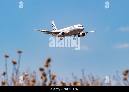 Aegean Airlines Airbus A320-200 tel qu'observé lors de l'approche finale à l'atterrissage à l'aéroport international d'Athènes AIA Eleftherios Venizelos ATH / LGAV dans un ciel bleu l'été comme le jour à Athènes, Grèce. L'avion a l'enregistrement SX-DVV, le nom de Cleisthenes et 2x moteurs IAE. Le transporteur Aegean Airlines A3 EEE est basé sur un hub dans la capitale grecque Athina et est un membre de l'alliance aérienne de Star Alliance. (Photo de Nicolas Economou/NurPhoto) Banque D'Images