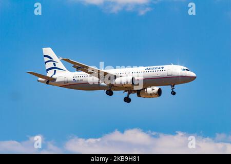 Aegean Airlines Airbus A320-200 tel qu'observé lors de l'approche finale à l'atterrissage à l'aéroport international d'Athènes AIA Eleftherios Venizelos ATH / LGAV dans un ciel bleu l'été comme le jour à Athènes, Grèce. L'avion a l'enregistrement SX-DVV, le nom de Cleisthenes et 2x moteurs IAE. Le transporteur Aegean Airlines A3 EEE est basé sur un hub dans la capitale grecque Athina et est un membre de l'alliance aérienne de Star Alliance. (Photo de Nicolas Economou/NurPhoto) Banque D'Images