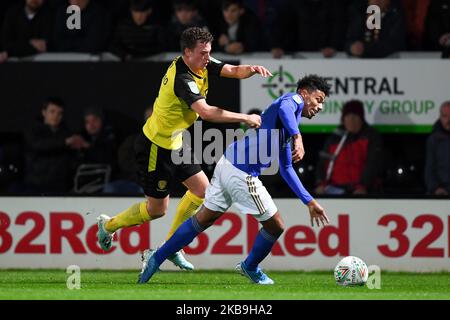 Nathan Broadhead (9) de Burton Albion combat avec Kelechi Iheanacho (14) de Leicester City pendant le match de la Carabao Cup du quatrième tour entre Burton Albion et Leicester City au stade Pirelli, Burton Upon Trent, mardi 29th octobre 2019. (Photo de Jon Hobley/MI News/NurPhoto) Banque D'Images