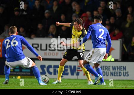 Nathan Broadhead (9) de Burton Albion combat avec James Justin (2) de Leicester City et Dennis Praet (26) de Leicester City lors du match de la Carabao Cup du quatrième tour entre Burton Albion et Leicester City au stade Pirelli, Burton Upon Trent, le mardi 29th octobre 2019. (Photo de Jon Hobley/MI News/NurPhoto) Banque D'Images