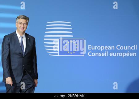 Andrej Plenkovic le Premier ministre croate arrive sur le tapis rouge avec des drapeaux européens, au Conseil européen, bâtiment Forum Europa. Le PM croate Andrej Plenkovi?, dirigeant et président de l'Union démocratique croate HDZ Hrvatska demokratska zajednica, a un point de presse à deux pas - déclaration de presse pour le sommet du Conseil européen, réunion spéciale des dirigeants de l'UE pour le Brexit et l'article 50. La prochaine présidence du Conseil de l'Union européenne sera assutée par la Croatie. 17 octobre 2019 - Bruxelles, Belgique (photo de Nicolas Economou/NurPhoto) Banque D'Images