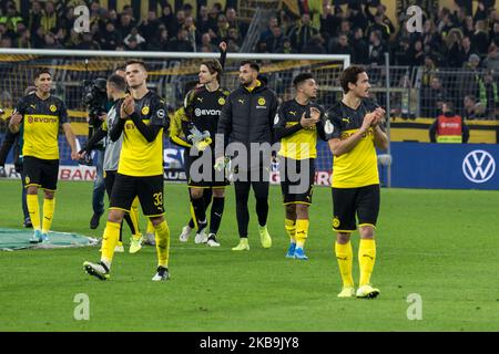 Les joueurs de Dortmund fêtent après avoir remporté le deuxième tour de la coupe DFB entre Borussia Dortmund et Borussia Mönchengladbach au parc signal Iduna de 27 octobre 2019 à Dortmund, en Allemagne. (Photo de Peter Niedung/NurPhoto) Banque D'Images