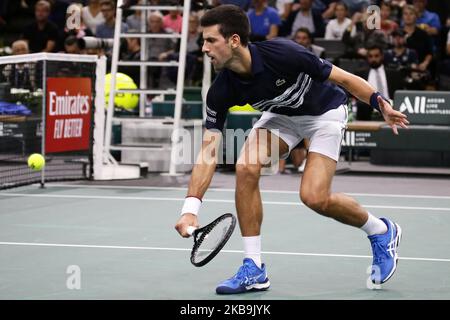 Le Novak Djokovic de Serbie fait une balle lors de la manche masculin de 32 du tournoi de tennis des Masters de Paris contre le Corentin Moutet de France. Sur 30 octobre 2019 à Paris, France. (Photo par Ibrahim Ezzat/NurPhoto) Banque D'Images