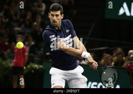 Le Novak Djokovic de Serbie fait une balle lors de la manche masculin de 32 du tournoi de tennis des Masters de Paris contre le Corentin Moutet de France. Sur 30 octobre 2019 à Paris, France. (Photo par Ibrahim Ezzat/NurPhoto) Banque D'Images