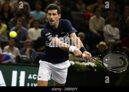 Le Novak Djokovic de Serbie fait une balle lors de la manche masculin de 32 du tournoi de tennis des Masters de Paris contre le Corentin Moutet de France. Sur 30 octobre 2019 à Paris, France. (Photo par Ibrahim Ezzat/NurPhoto) Banque D'Images