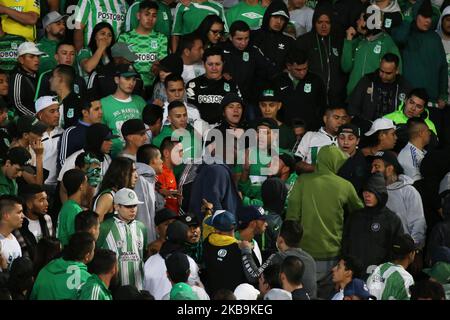 Les fans de l'Atletico Nacional se battent lors d'un match entre l'Independiente Santa Fe et l'Atletico National dans le cadre de la Torneo Clausura Liga Aguila à l'Estadio El Campin sur 29 octobre 2019 à Bogota, en Colombie. (Photo de Daniel Garzon Herazo/NurPhoto) Banque D'Images