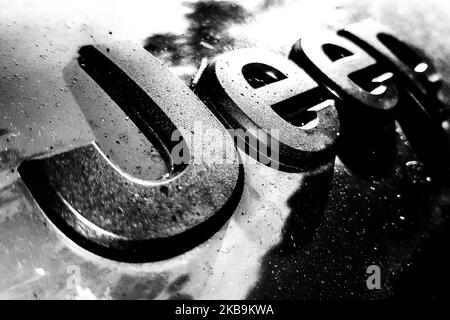 (NOTE DE LA RÉDACTION : l'image a été convertie en noir et blanc) le logo de Chrysler Jeep vu à Rome, en Italie, sur 31 octobre 2019. Fiat Chrysler automobiles NVS s'associe au constructeur automobile français PSA Group pour souligner l'intensification de la pression sur les constructeurs automobiles mondiaux pour qu'ils unissent leurs forces afin de réduire les coûts et de s'attaquer au passage coûteux aux voitures électriques. (Photo par Andrea Ronchini/NurPhoto) Banque D'Images