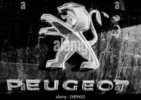 (NOTE DE L'ÉDITEUR: L'image a été convertie en noir et blanc) le logo de Peugeot vu à Rome, Italie, sur 31 octobre 2019. Fiat Chrysler automobiles NVS s'associe au constructeur automobile français PSA Group pour souligner l'intensification de la pression sur les constructeurs automobiles mondiaux pour qu'ils unissent leurs forces afin de réduire les coûts et de s'attaquer au passage coûteux aux voitures électriques. (Photo par Andrea Ronchini/NurPhoto) Banque D'Images