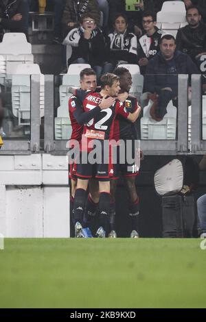 Christian Kouame (11) célèbre avec ses coéquipiers son but de faire de lui 1-1 lors du match de football de la série Un n.10 JUVENTUS - GÊNES sur 30 octobre 2019 au stade Allianz de Turin, Piémont, Italie. Résultat final: Juventus-Gênes 2-1. (Photo de Matteo Bottanelli/NurPhoto) Banque D'Images