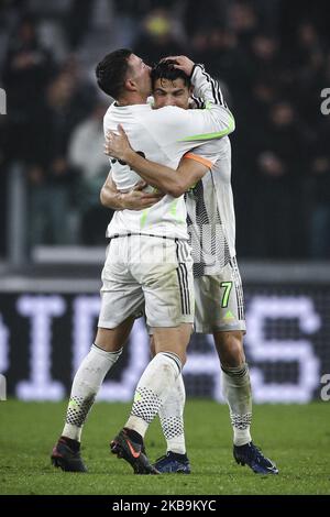 Juventus en avant Cristiano Ronaldo (7) fête avec Juventus en avant Federico Bernardeschi (33) après le match de football de Serie A n.10 JUVENTUS - GÊNES sur 30 octobre 2019 au stade Allianz de Turin, Piémont, Italie. Résultat final: Juventus-Gênes 2-1. (Photo de Matteo Bottanelli/NurPhoto) Banque D'Images