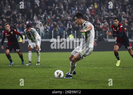 Juventus en avant Cristiano Ronaldo (7) marque son but du faire 2-1 par penalty kick pendant la série Un match de football n.10 JUVENTUS - GÊNES sur 30 octobre 2019 au stade Allianz à Turin, Piémont, Italie. Résultat final: Juventus-Gênes 2-1. (Photo de Matteo Bottanelli/NurPhoto) Banque D'Images