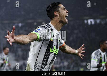 Cristiano Ronaldo (7) célèbre son but pour le faire 2-1 lors du match de football de la série N.10 JUVENTUS - GÊNES sur 30 octobre 2019 au stade Allianz de Turin, Piémont, Italie. Résultat final: Juventus-Gênes 2-1. (Photo de Matteo Bottanelli/NurPhoto) Banque D'Images