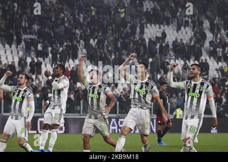 Les joueurs de Juventus (Aaron Ramsey, Douglas Costa, Paulo Dybala, Cristiano Ronaldo, Rodrigo Bentancur) célèbrent la victoire après le match de football Serie A n.10 JUVENTUS - GÊNES sur 30 octobre 2019 au stade Allianz à Turin, Piémont, Italie. Résultat final: Juventus-Gênes 2-1. (Photo de Matteo Bottanelli/NurPhoto) Banque D'Images