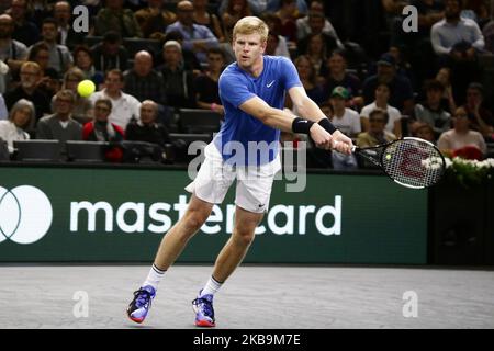 Kyle Edmund, du Royaume-Uni, a fait une balle lors de la manche masculin de 16 du tournoi de tennis des Masters de Paris à Paris, en France, sur 31 octobre 2019 contre Novak Djokovic en Serbie (photo par Ibrahim Ezzat/NurPhoto) Banque D'Images