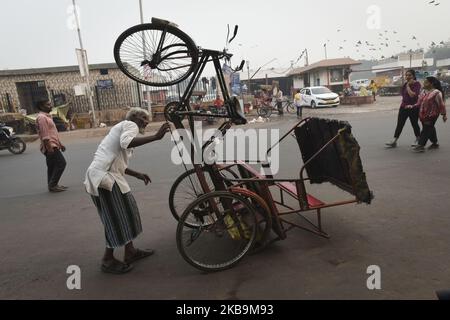 Un arrache-pousse nettoie son pousse-pousse avant de commencer sa journée dans les vieux quartiers de Delhi, en Inde, sur 31 octobre 2019. (Photo par Indraneel Chowdhury/NurPhoto) Banque D'Images