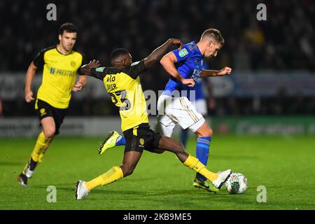 Lloyd Dyer (23) de Burton Albion tente de s'attaquer à Marc Albrighton (11) de Leicester City lors du quatrième tour de la Carabao Cup entre Burton Albion et Leicester City au stade Pirelli, Burton Upon Trent, le mardi 29th octobre 2019. (Photo de Jon Hobley/MI News/NurPhoto) Banque D'Images