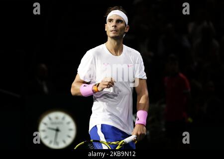 Rafael Nadal en Espagne célèbre sa victoire sur Stanislas Wawrinka en Suisse lors de la manche masculin de 16 du tournoi de tennis Masters de Paris. (Photo par Ibrahim Ezzat/NurPhoto) Banque D'Images