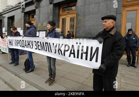 Les manifestants tiennent une bannière comme "pas de vente de terre de l'Ukraine!", près de l'entrée du bureau présidentiel de Kiev, Ukraine, le 1 novembre 2019. (Photo par STR/NurPhoto) Banque D'Images