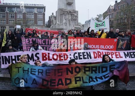 Des dirigeants et des partisans autochtones du Brésil prennent part à la protestation « le sang indigène : pas Une seule goutte plus » sur la place du Dam à 1 novembre 2019, à Amsterdam, aux pays-Bas. Une délégation de dirigeants autochtones appartenant à l'APIB (Association des peuples autochtones du Brésil) se rend dans 12 pays européens, y compris les pays-Bas, pour dénoncer les violations des droits des peuples autochtones au Brésil, en se rendant au 17 octobre en 20 novembre. (Photo de Paulo Amorim/NurPhoto) Banque D'Images