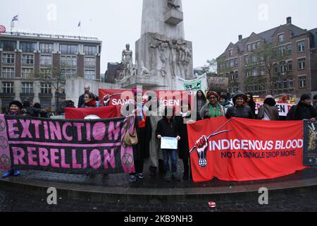 Des dirigeants et des partisans autochtones du Brésil prennent part à la protestation « le sang indigène : pas Une seule goutte plus » sur la place du Dam à 1 novembre 2019, à Amsterdam, aux pays-Bas. Une délégation de dirigeants autochtones appartenant à l'APIB (Association des peuples autochtones du Brésil) se rend dans 12 pays européens, y compris les pays-Bas, pour dénoncer les violations des droits des peuples autochtones au Brésil, en se rendant au 17 octobre en 20 novembre. (Photo de Paulo Amorim/NurPhoto) Banque D'Images