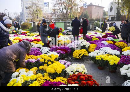 Vue sur les fleurs de Chrysanthemums à vendre lors de la célébration de la Toussaint au cimetière Rakowicki de Cracovie, en Pologne, le 1 novembre 2019. Le 1st novembre en Pologne est une journée de congé du travail, et beaucoup de gens voyagent pour visiter les tombes de leurs proches. (Photo de Beata Zawrzel/NurPhoto) Banque D'Images