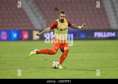 Pierre-Michel Lasogga d'Al Arabi se réchauffe à mi-temps pour le match de la Ligue des étoiles du QNB contre Al Wakrah le 1 novembre 2019 au stade Grand Hamad de Doha, au Qatar. (Photo de Simon Holmes/NurPhoto) Banque D'Images