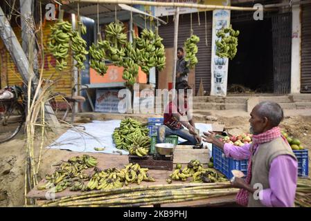 Des dévotés hindous népalais achetant des bananes pour la célébration du festival Chhath Puja à Janakpur, Dhanusa, Népal samedi, 2 novembre 2019. Le Festival Chhath Puja, culte de Dieu Soleil, est commun dans la région de Terai au Népal et est célébré à Katmandou aussi bien par les communautés Terai et en Inde. Le culte doit être basé sur un étang, une rivière ou toute source d'eau, selon la tradition religieuse. (Photo de Narayan Maharajan/NurPhoto) Banque D'Images