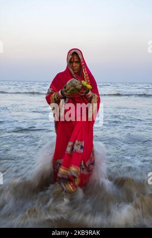 Une femme adore le Dieu du Soleil pendant la puja de Chhath à la plage de Marina, Chennai, le 2nd novembre 19. (Photo de Dipayan Bose/NurPhoto) Banque D'Images