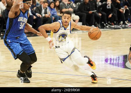 Orlando, Floride, États-Unis, 3 novembre 2022, Les Golden State Warriors Guard Jordan Poole #3 les courses passent devant Wendell carter Jr #34 pendant la première moitié au centre Amway. (Crédit photo : Marty Jean-Louis) Banque D'Images