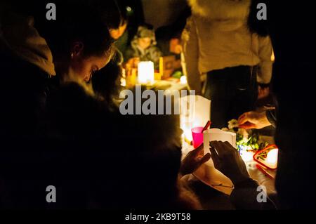 2 novembre, Amsterdam. Des centaines de personnes se sont rassemblées autour du grand étang du Vondelpark à Amsterdam pour commémorer les proches qui sont manqués. Des lanternes flottantes, des bougies, des fleurs et des papiers avec des notes spéciales flottent dans l'eau, un moment où les gens se souviennent et prient pour ceux qui sont chers spéciaux qui ne sont plus dans leur vie. (Photo par Romy Arroyo Fernandez/NurPhoto) Banque D'Images