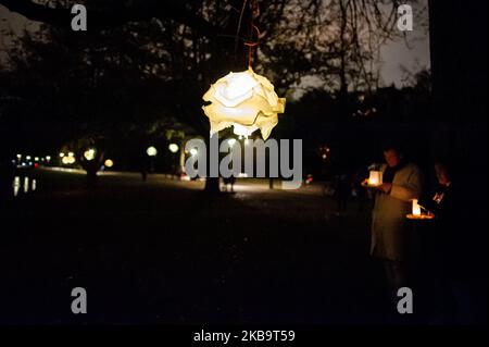 2 novembre, Amsterdam. Des centaines de personnes se sont rassemblées autour du grand étang du Vondelpark à Amsterdam pour commémorer les proches qui sont manqués. Des lanternes flottantes, des bougies, des fleurs et des papiers avec des notes spéciales flottent dans l'eau, un moment où les gens se souviennent et prient pour ceux qui sont chers spéciaux qui ne sont plus dans leur vie. (Photo par Romy Arroyo Fernandez/NurPhoto) Banque D'Images