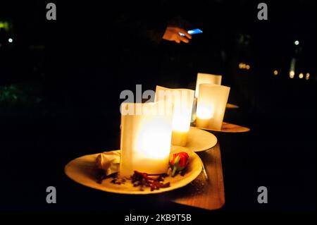 2 novembre, Amsterdam. Des centaines de personnes se sont rassemblées autour du grand étang du Vondelpark à Amsterdam pour commémorer les proches qui sont manqués. Des lanternes flottantes, des bougies, des fleurs et des papiers avec des notes spéciales flottent dans l'eau, un moment où les gens se souviennent et prient pour ceux qui sont chers spéciaux qui ne sont plus dans leur vie. (Photo par Romy Arroyo Fernandez/NurPhoto) Banque D'Images