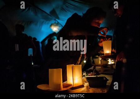 2 novembre, Amsterdam. Des centaines de personnes se sont rassemblées autour du grand étang du Vondelpark à Amsterdam pour commémorer les proches qui sont manqués. Des lanternes flottantes, des bougies, des fleurs et des papiers avec des notes spéciales flottent dans l'eau, un moment où les gens se souviennent et prient pour ceux qui sont chers spéciaux qui ne sont plus dans leur vie. (Photo par Romy Arroyo Fernandez/NurPhoto) Banque D'Images