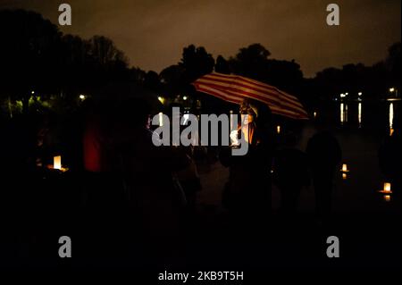 2 novembre, Amsterdam. Des centaines de personnes se sont rassemblées autour du grand étang du Vondelpark à Amsterdam pour commémorer les proches qui sont manqués. Des lanternes flottantes, des bougies, des fleurs et des papiers avec des notes spéciales flottent dans l'eau, un moment où les gens se souviennent et prient pour ceux qui sont chers spéciaux qui ne sont plus dans leur vie. (Photo par Romy Arroyo Fernandez/NurPhoto) Banque D'Images