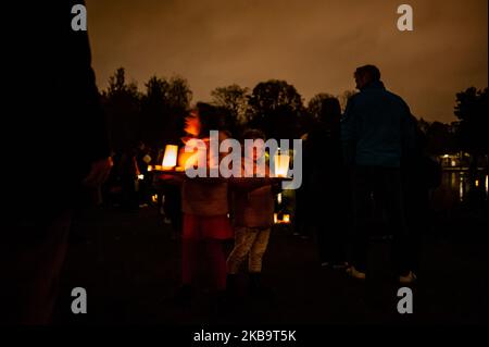 2 novembre, Amsterdam. Des centaines de personnes se sont rassemblées autour du grand étang du Vondelpark à Amsterdam pour commémorer les proches qui sont manqués. Des lanternes flottantes, des bougies, des fleurs et des papiers avec des notes spéciales flottent dans l'eau, un moment où les gens se souviennent et prient pour ceux qui sont chers spéciaux qui ne sont plus dans leur vie. (Photo par Romy Arroyo Fernandez/NurPhoto) Banque D'Images