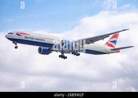 Les Boeing 777-300 Extended Range Edition de British Airways sont spécifiquement des avions 777-36N (ER) vus lors de l'approche finale à l'atterrissage à l'aéroport international de Londres Heathrow LHR EGLL en Angleterre, au Royaume-Uni, au-dessus des maisons de Myrtle Avenue le 29 octobre 2019. L'avion long-courrier large B777 est équipé des moteurs G-STBB et 2x GE. British Airways BA BAW Speedbird est le porte-drapeau du Royaume-Uni avec la base principale de l'aéroport d'Heathrow. La compagnie aérienne compte 278 avions, est membre de l'alliance aérienne oneworld et appartient à International Airlines Group IAG. (Photo de Nicolas Economou/NurPhoto Banque D'Images