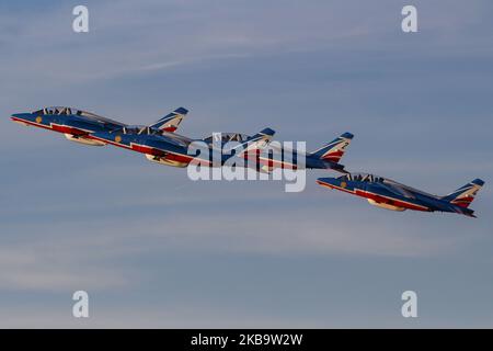 Équipe d'exposition de vol acrobatique d'élite française de la Force aérienne française Patrouille de France ( Patrouille Acrobatique de France ou PAF ) avec Alpha jets, Plus précisément, Dassault-Breguet-Dornier Alpha Jet E lors d'une démonstration aérienne acrobatique sur le ciel grec lors de la semaine de vol 8th d'Athènes 2019 à la base militaire de Tanagra près d'Athènes, Grèce sur 22 septembre 2019 (photo de Nicolas Economou/NurPhoto) Banque D'Images