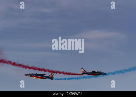 Équipe d'exposition de vol acrobatique d'élite française de la Force aérienne française Patrouille de France ( Patrouille Acrobatique de France ou PAF ) avec Alpha jets, Plus précisément, Dassault-Breguet-Dornier Alpha Jet E lors d'une démonstration aérienne acrobatique sur le ciel grec lors de la semaine de vol 8th d'Athènes 2019 à la base militaire de Tanagra près d'Athènes, Grèce sur 22 septembre 2019 (photo de Nicolas Economou/NurPhoto) Banque D'Images