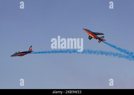 Équipe d'exposition de vol acrobatique d'élite française de la Force aérienne française Patrouille de France ( Patrouille Acrobatique de France ou PAF ) avec Alpha jets, Plus précisément, Dassault-Breguet-Dornier Alpha Jet E lors d'une démonstration aérienne acrobatique sur le ciel grec lors de la semaine de vol 8th d'Athènes 2019 à la base militaire de Tanagra près d'Athènes, Grèce sur 22 septembre 2019 (photo de Nicolas Economou/NurPhoto) Banque D'Images