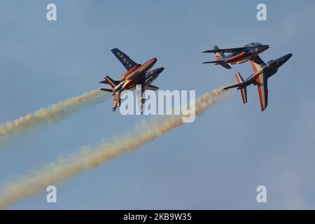 Équipe d'exposition de vol acrobatique d'élite française de la Force aérienne française Patrouille de France ( Patrouille Acrobatique de France ou PAF ) avec Alpha jets, Plus précisément, Dassault-Breguet-Dornier Alpha Jet E lors d'une démonstration aérienne acrobatique sur le ciel grec lors de la semaine de vol 8th d'Athènes 2019 à la base militaire de Tanagra près d'Athènes, Grèce sur 22 septembre 2019 (photo de Nicolas Economou/NurPhoto) Banque D'Images