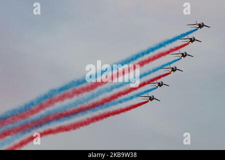 Équipe d'exposition de vol acrobatique d'élite française de la Force aérienne française Patrouille de France ( Patrouille Acrobatique de France ou PAF ) avec Alpha jets, Plus précisément, Dassault-Breguet-Dornier Alpha Jet E lors d'une démonstration aérienne acrobatique sur le ciel grec lors de la semaine de vol 8th d'Athènes 2019 à la base militaire de Tanagra près d'Athènes, Grèce sur 22 septembre 2019 (photo de Nicolas Economou/NurPhoto) Banque D'Images