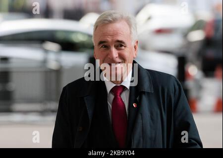 Le chancelier de l'ombre John McDonnell arrive à la BBC Broadcasting House dans le centre de Londres pour apparaître sur le Andrew Marr Show le 03 novembre 2019 à Londres, en Angleterre. Le Royaume-Uni va se rendre aux urnes le 12 décembre, après que les députés aient soutenu l'appel du Premier ministre à des élections législatives anticipées la semaine dernière pour résoudre l'impasse du Brexit. (Photo de Wiktor Szymanowicz/NurPhoto) Banque D'Images