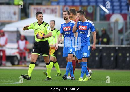 L'arbitre Gianluca Rocchi a suspendu temporairement le jeu pendant la série Un match entre Roma et Napoli au Stadio Olimpico, Rome, Italie, le 2 novembre 2019. (Photo de Giuseppe Maffia/NurPhoto) Banque D'Images