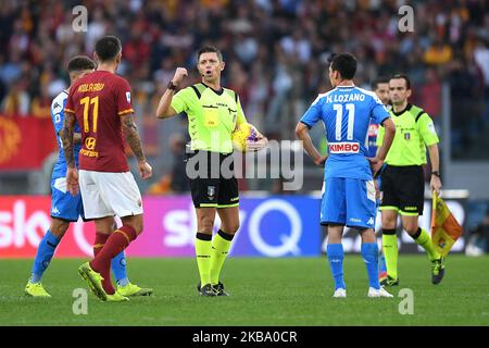 L'arbitre Gianluca Rocchi a suspendu temporairement le jeu pendant la série Un match entre Roma et Napoli au Stadio Olimpico, Rome, Italie, le 2 novembre 2019. (Photo de Giuseppe Maffia/NurPhoto) Banque D'Images