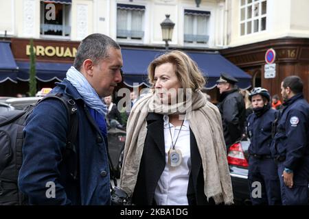 La journaliste française et première dame de l'ancienne France Valérie Trierweiler arrive au restaurant Drouant à Paris avant l'annonce du lauréat du prix littéraire français, le Prix Goncourt, sur 4 novembre 2019. (Photo de Michel Stoupak/NurPhoto) Banque D'Images