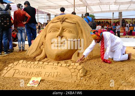 Un artiste indien a fait de l'art du sable pendant la Foire de Pushkar , Rajasthan , Inde , 04 novembre 2019. Des milliers de marchands de bétail de la région viennent à la foire traditionnelle de chameaux où le bétail, principalement les chameaux, sont échangés. La foire annuelle des chameaux et du bétail est l'une des plus grandes foires de chameaux au monde. ( Photo de Vishal Bhatnagar/ NurPhoto) (photo de Vishal Bhatnagar/NurPhoto) Banque D'Images